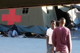 لاجئون سودانيون في مخيم للصليب الأحمر في إيطاليا