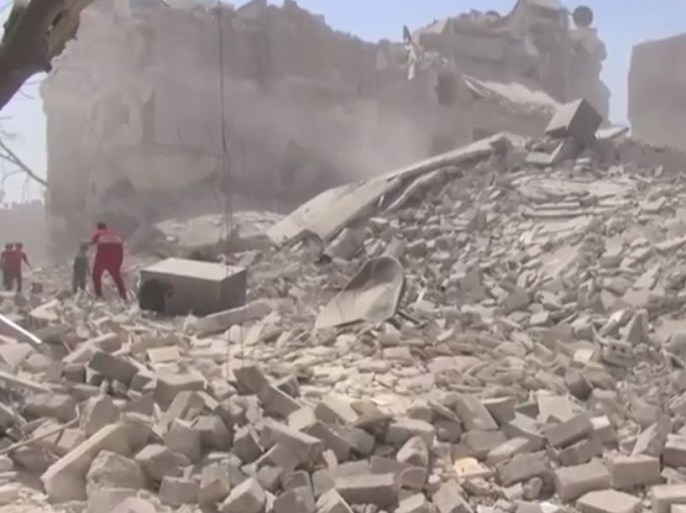 القصف الجوي يحول مباني سكنية في حي الصالحين بحلب إلى تلال من الركام