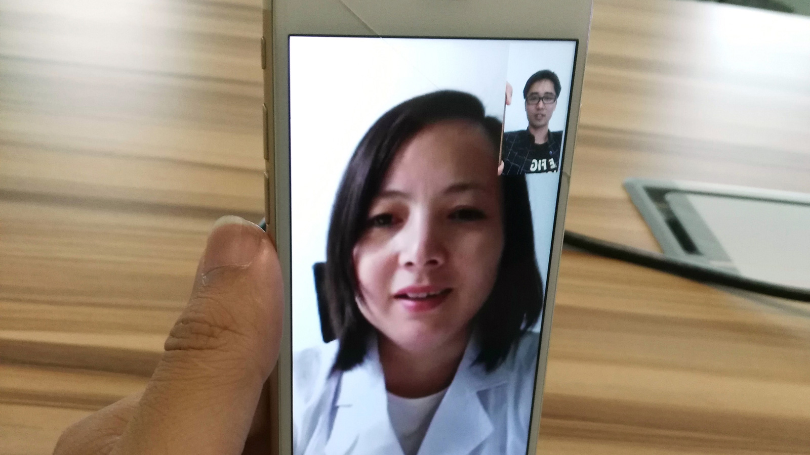 ‪وانغ وي يتواصل مع طبيبته عبر محادثة فيديو‬  (الجزيرة)