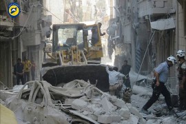 قال الدفاع المدين في حلب إن ستة أشخاص من عائلة واحدة قتلوا جراء قصف الطيران الحربي حي السكري بحلب