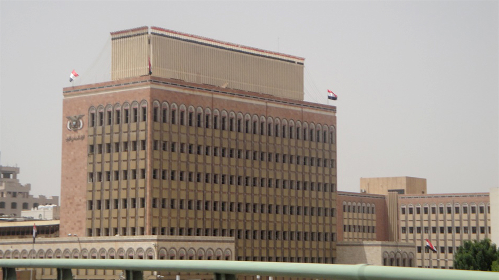 ‪البنك المركزي اليمني يعاني من أزمة مالية خانقة‬ (الجزيرة)