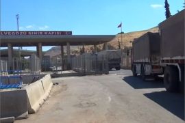 شاحنات محملة بمساعدات إنسانية تعبر من تركيا الى سوريا