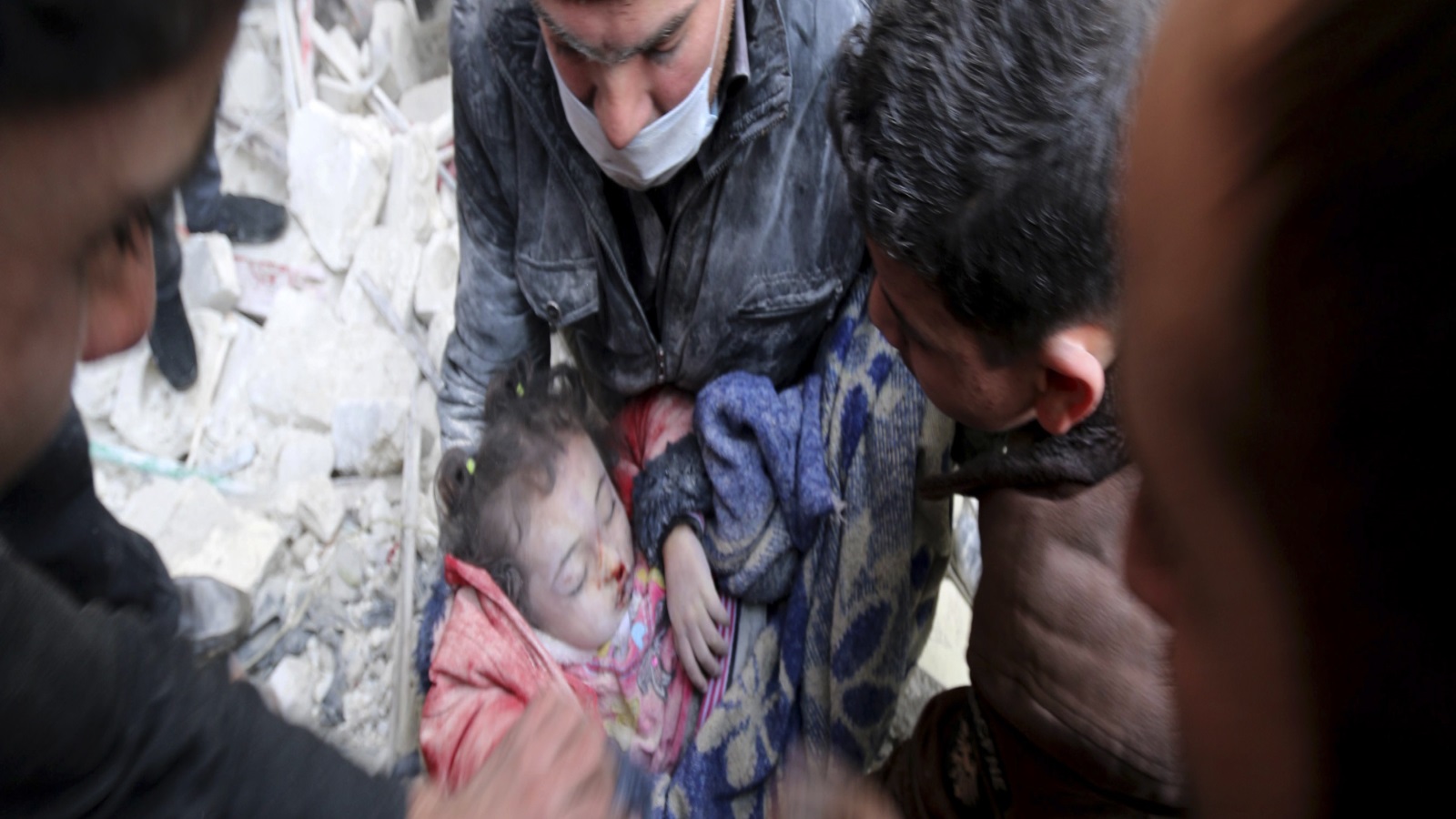 ‪انتشال جثة طفلة من تحت الأنقاض جراء القصف على حلب‬ انتشال جثة طفلة من تحت الأنقاض جراء القصف على حلب (رويترز)