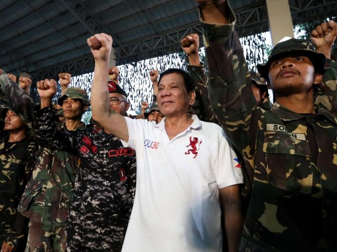 A handout photo made available by the Presidential Photographers Division (PPD) on 16 September 2016 shows Filipino President Rodrigo Duterte (C) and soldiers gesturing during his visit the Philippine Army Scout Rangers at their headquarters in the town of San Miguel, Philippines, 15 September 2016. The Senate Committee on Justice and Human Rights and Public Order headed by Senator Laila De Lima resume its hearing on 15 September on the extra judicial killings in relati