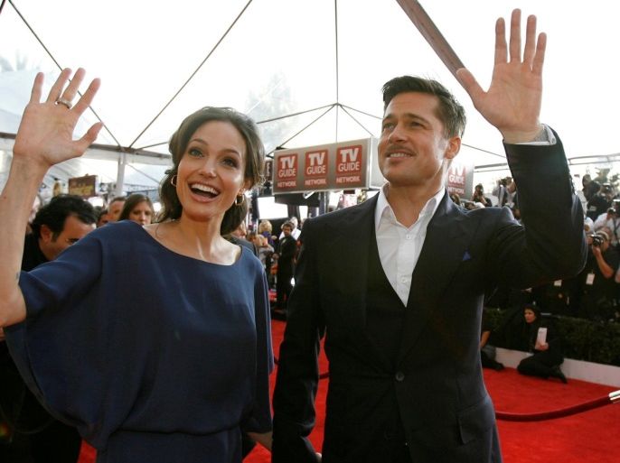 Brad Pitt and Angelina Jolie arrive at the 15th annual Screen Actors Guild Awards in Los Angeles January 25, 2009. REUTERS/Mario Anzuoni/File Photo