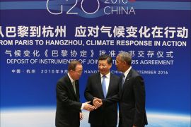 epaselect epa05521704 Chinese President Xi Jinping (C), US President Barack Obama (R) and UN Secretary General Ban Ki-moon shake hands during a joint ratification of the Paris climate change agreement ceremony ahead of the G20 Summit at the West Lake State Guest House in Hangzhou