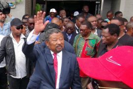 Gabonese opposition candidate Jean Ping greets supporters outside his campaign headquarters after proclaiming that he won the presidential election in Libreville, Gabon, August 28, 2016. REUTERS/Gerauds Wilfried Obangome FOR EDITORIAL USE ONLY. NO RESALES. NO ARCHIVES.