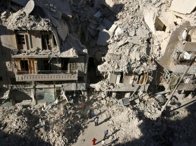 People dig in the rubble in an ongoing search for survivors at a site hit previously by an airstrike in the rebel-held Tariq al-Bab neighborhood of Aleppo, Syria, September 26, 2016. REUTERS/Abdalrhman Ismail/File Photo