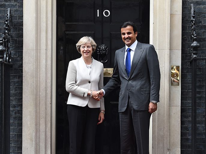 epa05540909 British Prime Minister Theresa May (L) welcomes Sheikh Tamim bin Hamad Al Thani (R), the Emir of the State of Qatar to 10 Downing Street in London, Britain, 15 September 2016. The Emir visits London for bilateral talks. EPA/ANDY RAIN