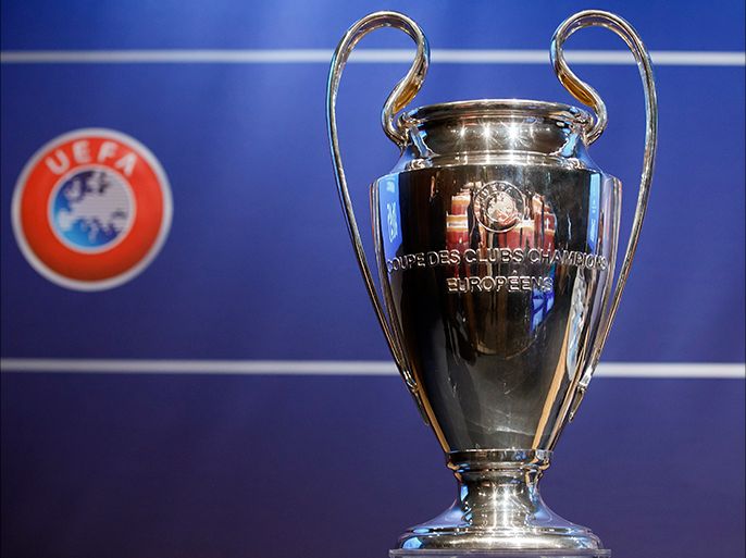 epa04875635 The UEFA Champions League trophy is shown during the drawing of the matches for the UEFA Champions League 2015/16 play-offs, at the UEFA Headquarters in Nyon, Switzerland, 07 August 2015. EPA/SALVATORE DI NOLFI