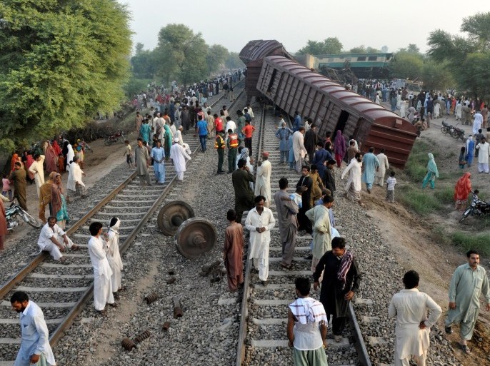 Locals mill around the scene where two trains collided near Multan, Pakistan September 15, 2016. REUTERS/Khalid Chaudry FOR EDITORIAL USE ONLY. NO RESALES. NO ARCHIVES TPX IMAGES OF THE DAY