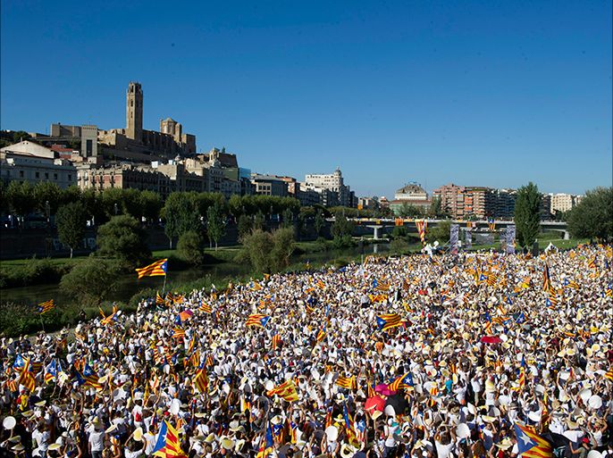 epa05535296 People gather for the celebration of the Catalonian National Day (Diada) in Barcelona, northeastern Spain, 11 September 2016. EPA/ADRIAN ROPERO