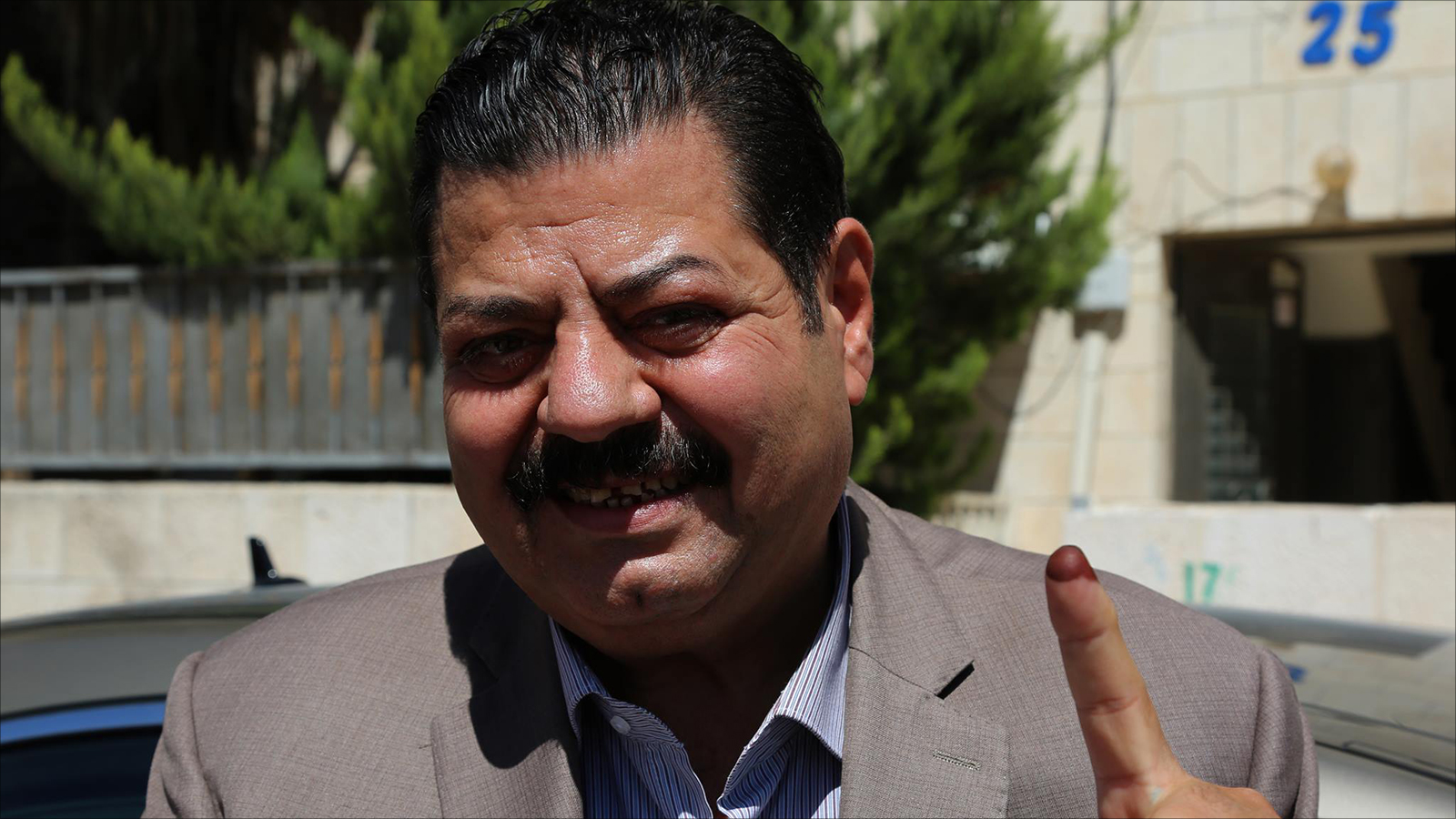‪اتهامات للحبر اللاصق المستخدم في الانتخابات النيابية الأردنية بأنه سهل الإزالة‬ (الجزيرة)