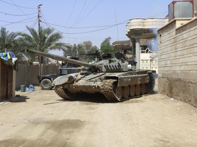 A tank of the Iraqi security forces is seen in the town of Hit in Anbar province, Iraq April 12, 2016. Picture taken April 12 2016. REUTERS/Stringer