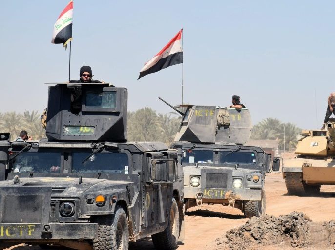Iraqi military vehicles and troops advance during a military operation to recapture Heet city, west of Ramadi city, western Iraq, 02 April 2016. Iraqi forces backed by airstrikes from a US-led coalition have retaken the village of Al-Mamoura, west of Ramadi as efforts to close in on the Heet city, which was seized by the Islamic State (IS) group in August 2014.