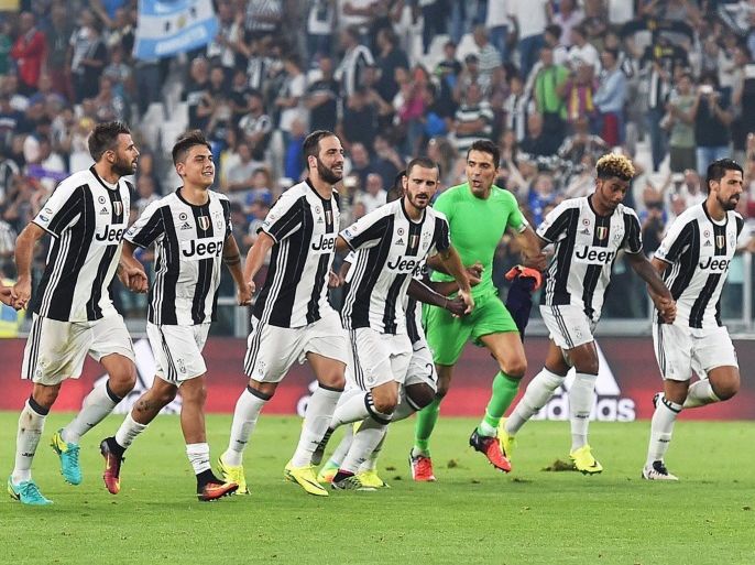 Players of Juventus FC celebrate their victory at the end of the Italian Serie A soccer match Juventus FC vs ACF Fiorentina at Juventus Stadium in Turin, Italy, 20 August 2016.