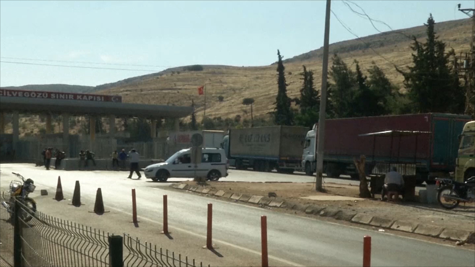 ‪قوافل المساعدة الأممية ما تزال عالقة على الحدود التركية السورية‬ (الجزيرة)