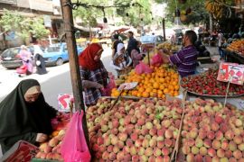 Egyptian women shop at a vegetable market in Cairo, Egypt May 10, 2016. REUTERS/Mohamed Abd El Ghany