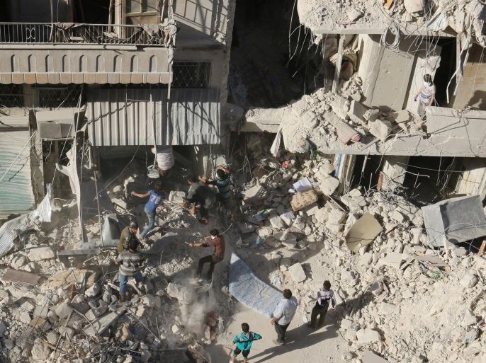People dig in the rubble in an ongoing search for survivors at a site hit previously by an airstrike in the rebel-held Tariq al-Bab neighborhood of Aleppo, Syria, September 26, 2016. REUTERS/Abdalrhman Ismail