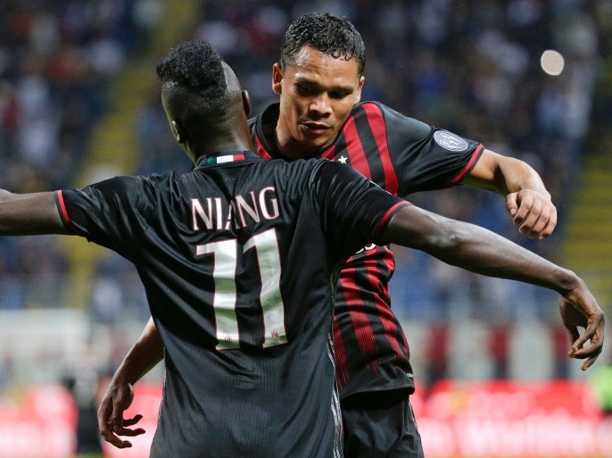 Football Soccer - AC Milan v Lazio - Italian Serie A - San Siro stadium, Milan, Italy - 20/9/2016. AC Milan's Mbaye Niang celebrates with teammate Carlos Bacca after scoring against Lazio. REUTERS/Max Rossi