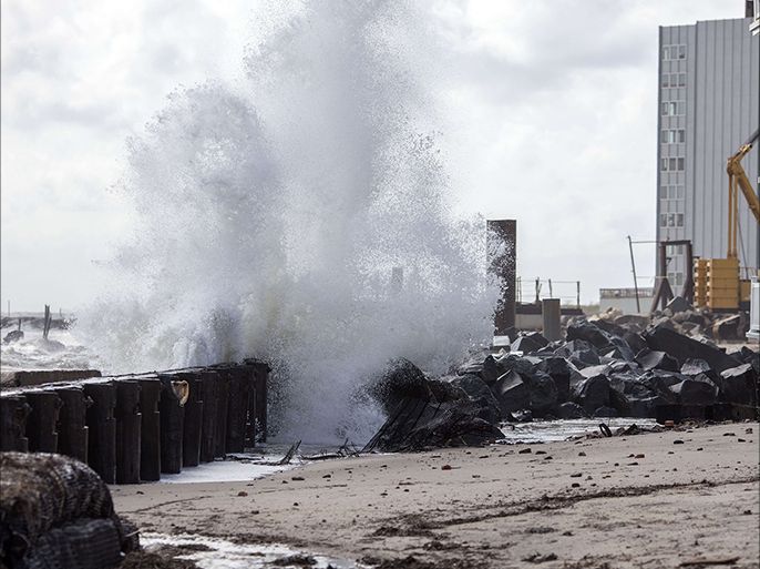 ATLANTIC CITY, NJ - SEPTEMBER 4: High winds from tropical storm Hermine make their way north and effects can be seen as waves crash into shore on September 4, 2016 in Atlantic City, New Jersey. Hermine made landfall as a Category 1 hurricane but has weakened back to a tropical storm. Jessica Kourkounis/Getty Images/AFP == FOR NEWSPAPERS, INTERNET, TELCOS & TELEVISION USE ONLY ==