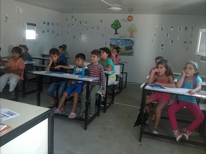 مخيم سكارا مانغاس للاجئين قرب أثينا - مدرسة لأطفال اللاجئين ضمن المخيم