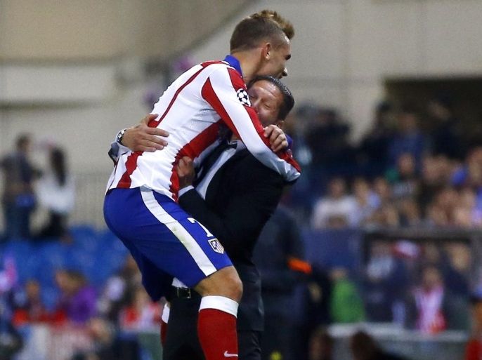 Atletico Madrid's Antoine Griezmann celebrates with coach Diego Simeone after scoring a goal against Malmo at the Vicente Calderon stadium in Madrid October 22, 2014. REUTERS/Juan Medina (SPAIN - Tags: SPORT SOCCER)