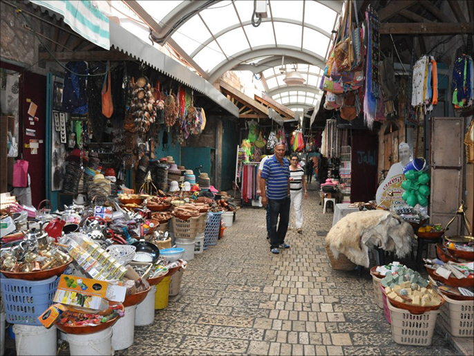 مئات المحال التجارية بأسواق عكا القديمة أغلقت أبوابها والتجار يشكون التضييق وإثقالهم بالضرائب (الجزيرة)