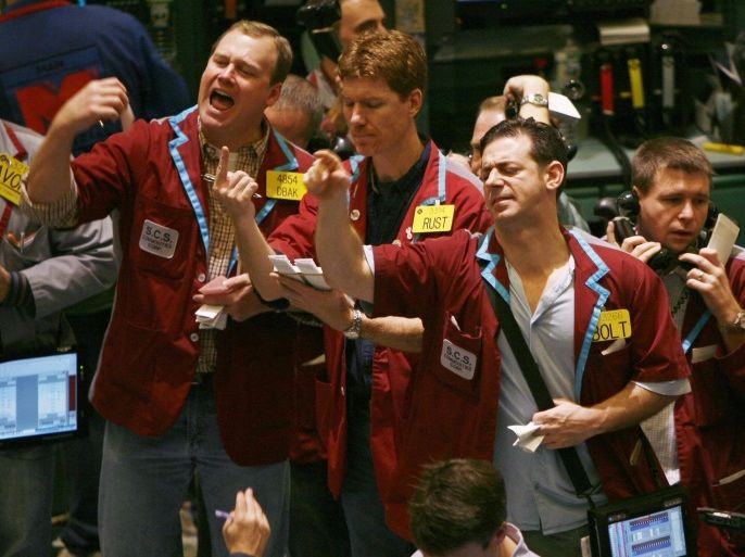 Oil traders work in the pit of the New York Mercantile Exchange in New York, U.S. on January 12, 2007. REUTERS/Shannon Stapleton/File Photo