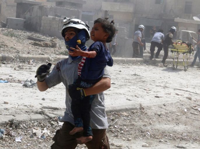 ATTENTION EDITORS - VISUAL COVERAGE OF SCENES OF INJURY OR DEATHA man carries an injured girl in a damaged site after double airstrikes on the rebel held Bab al-Nairab neighborhood of Aleppo, Syria, August 27, 2016. REUTERS/Abdalrhman Ismail