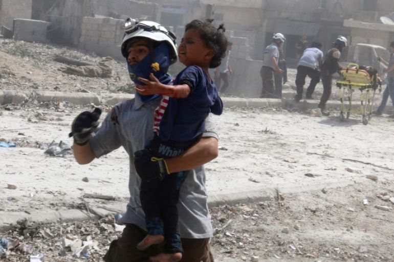 ATTENTION EDITORS - VISUAL COVERAGE OF SCENES OF INJURY OR DEATHA man carries an injured girl in a damaged site after double airstrikes on the rebel held Bab al-Nairab neighborhood of Aleppo, Syria, August 27, 2016. REUTERS/Abdalrhman Ismail