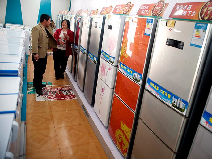 epa05586010 (FILE) A file photo dated 07 April 2011 of a rural farmer (L) choosing a refrigerator at a special electrical appliance shop under the 'home appliances to rural areas policy', in Jimo city, eastern Shandong province, China. Media reports on 15 October 2016 state that an international agreement to phase out HFC (hydrofluorocarbon) gases has been reached by nearly 200 countries in Kigali, Rwanda, earlier the same day. The agreement reportedly modies the 1987 Montral-Protocoll to preserve the ozone layer and has incorporated the fight against greenhouse gases which are often found in air conditioning and refrigeration devices, foams, aerosols and are said to have a strong impact on global warming of the planet. EPA/WU HONG