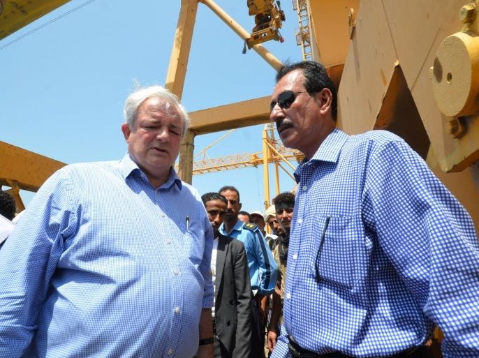United Nations Under-Secretary-General for Humanitarian Affairs, Stephen O'Brien (L), tours the port facilities of the Red Sea city of Houdieda, Yemen October 3, 2016. REUTERS/Abduljabbar Zeyad