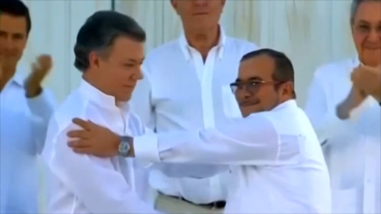 ‪الرئيس الكولومبي خوان سانتوس‬ الرئيس الكولومبي خوان سانتوس (يسار) وزعيم حركة فارك رودريغو اتشيفيري (الجزيرة)