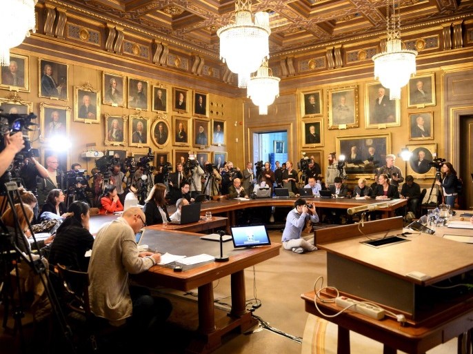 Members of the media gather at the Royal Swedish Academy of Sciences during a news conference where the winner of the 2015 economics Nobel Prize is announced in Stockholm, Sweden October 12, 2015. British economist Angus Deaton won the 2015 economics Nobel Prize for "his analysis of consumption, poverty, and welfare," the Royal Swedish Academy of Sciences said on Monday. The economics prize, officially called the Sveriges Riksbank Prize in Economic Sciences in Memory of