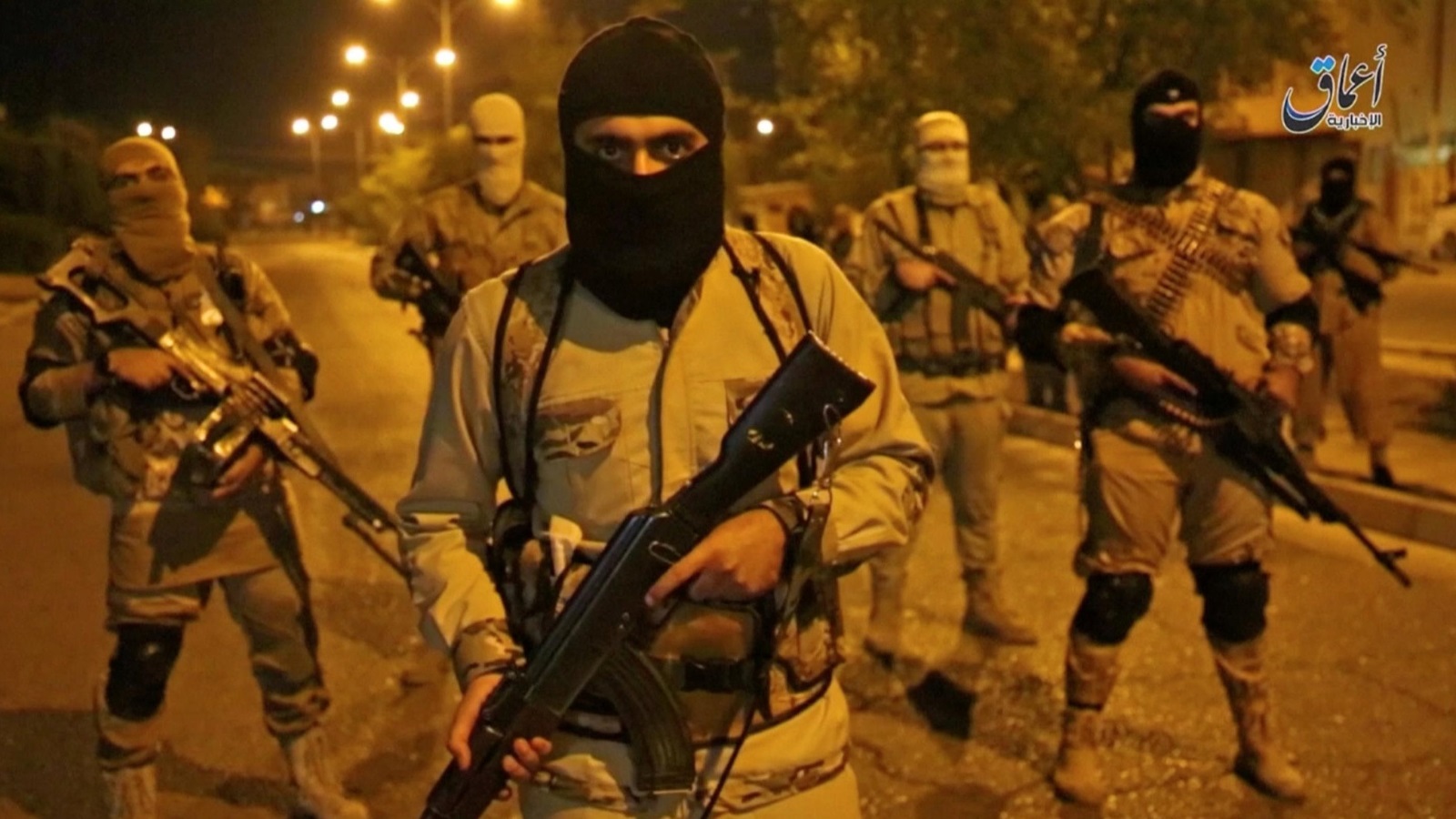 ‪صورة من تسجيل مصور نشرته وكالة أعماق لمقاتلين من تنظيم الدولة داخل مدينة الموصل‬ (رويترز)