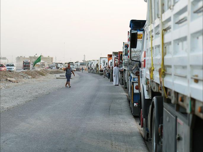 صورة لشاحنات تنقل بضائع تركية تقف في إحدى مداخل بغداد