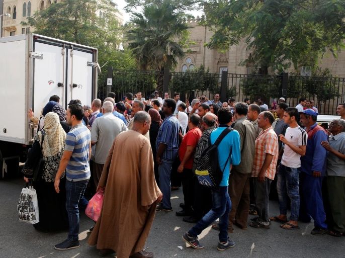 Egyptians gather to buy subsidised sugar from a government truck, after a sugar shortage in retail stores across the country, in Cairo, Egypt, October 14, 2016. Picture taken October 14, 2016. REUTERS/Amr Abdallah Dalsh