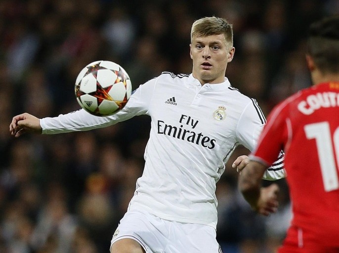 Real Madrid´s midfielder Toni Kross (L) in action in front of Philippe Coutinho (R), of Liverpool, during their UEFA Champions League group B soccer match played at Santiago Bernabeu stadium in Madrid, Spain, on 04 November 2014.