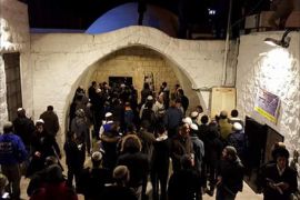 فلسطين الضفة الغربية نابلس- مستوطنون يؤدون طقوسا وشعائر دينية في قبر يوسف شرق نابلس عقب اقتحامه بعد منتصف الليل- ناشطون