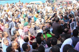 صورة من وقفة المحامين أمس السبت أمام دار القضاء العالي الصورة مأخوذة من الفيديو المنشور في موقع الجزيرة نت
