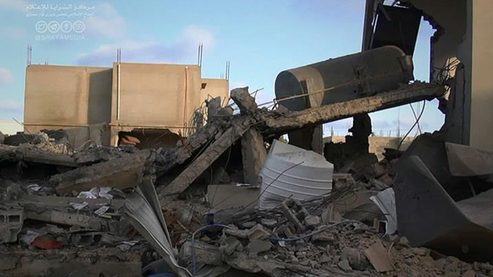 آثار قصف سابق لطائرات أجنبية على مواقع سيطرة مجلس شورى ثوار بنغازي (مواقع التواصل )