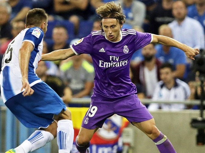 Espanyol's defender David Lopez (L) in action against Real Madrid's Croatian midfielder Luka Modric (R) during the Spanish Primera Division soccer match between RCD Espanyol and Real Madrid in Barcelona, Spain, 18 September 2016.