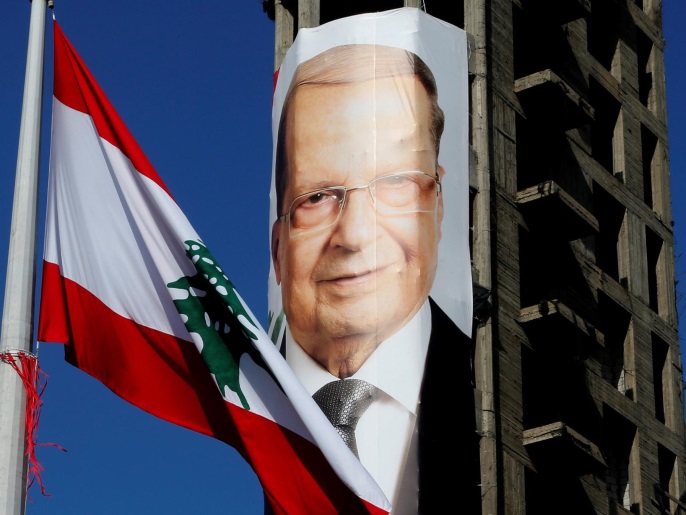 ‪صورة كبيرة لعون على إحدى بنايات العاصمة بيروت  يظهر أمامها العلم اللبناني (رويترز)‬ صورة كبيرة لعون على إحدى بنايات العاصمة بيروت  يظهر أمامها العلم اللبناني (رويترز)