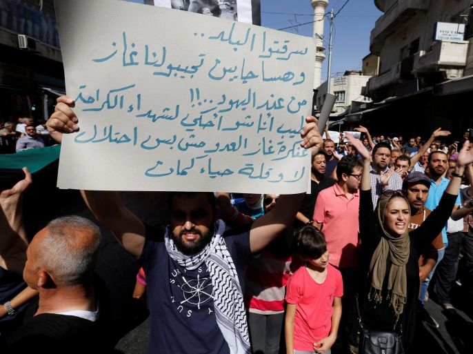 Jordanian protesters chant slogans during a protest against a government agreement to import natural gas from Israel, in Amman, Jordan, October 14, 2016. The placard reads: "You stole the country, and now you will import gas from the Jewish. What should I say to the martyrs of honour? The gas of the enemy is not only an occupation, but is also impolite." REUTERS/Muhammad Hamed