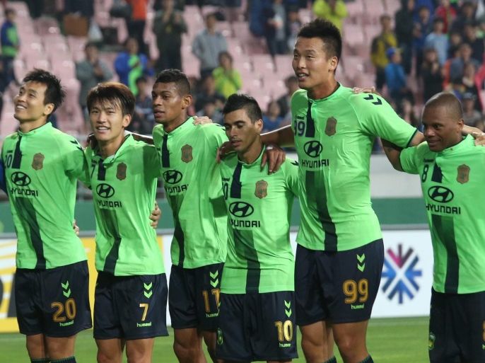 A picture made available on 25 May 2016 shows Jeonbuk Hyundai Motors's players celebrating after winning against Melbourne Victory at the Jeonju World Cup Stadium in Jeonju, South Korea, 24 May 2016. Jeonbuk beat the Australian club, advancing to the quarterfinals of the Asian Football Confederation (AFC) Champions League. EPA/YONHAP SOUTH KOREA OUT