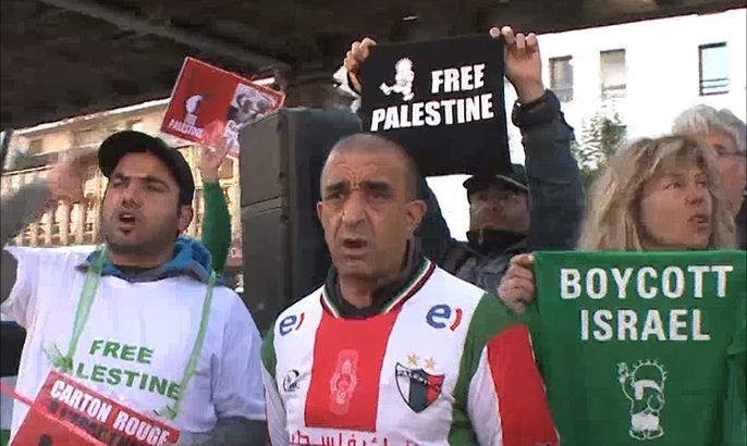 مظاهرة في باريس تطالب بطرد إسرائيل من الفيفا