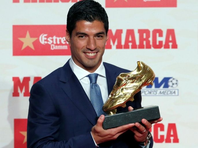 Barcelona's striker Luis Suarez poses with his 2016 European Golden Shoe soccer trophy, which is awarded to the top goalscorer in Europe's domestic leagues, during an awards ceremony in Barcelona, Spain October 20, 2016. REUTERS/Albert Gea