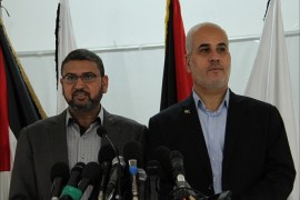 / يمين المتحدث باسم حركة حماس فوزي برهوم، ويسار سامي أبو زهري المتحدث باسم حركة حماس أثناء عقد المؤتمر الصحفي ردا على قرار المحكمة العليا بإلغاء الانتخابات في غزة، وقرار الحكومة بتأجيل الانتخابات.