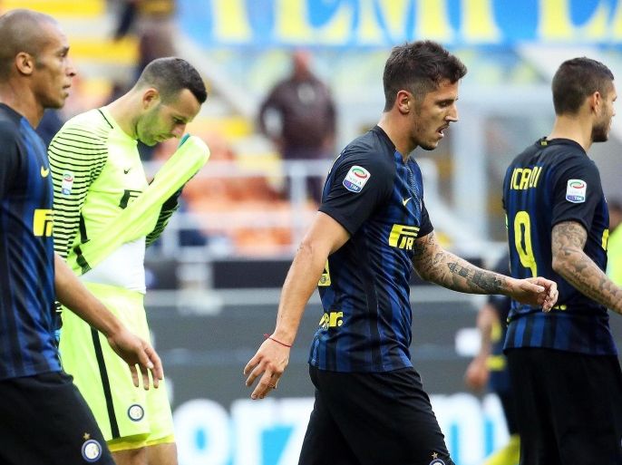 Inter's goalkeeper Samir Handanovic (2-L) and his teammates show their dejection after the Italian Serie A soccer match between Inter Milan and Cagliari Calcio at Giuseppe Meazza stadium in Milan, Italy, 16 October 2016. Cagliari won 2-1.